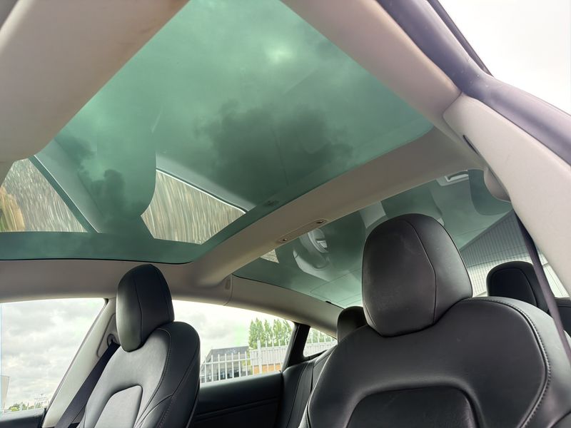 Tesla Model 3 Standard Range Plus — zdjęcie 18