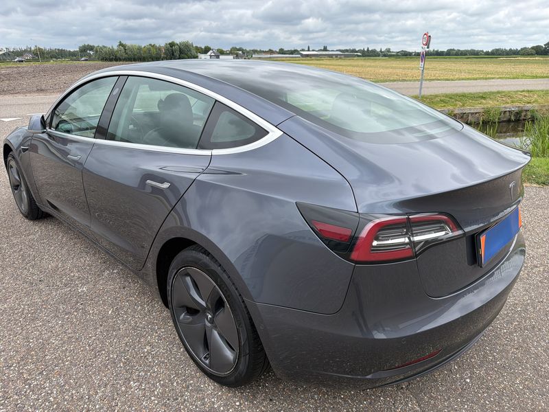 Tesla Model 3 Standard Range Plus — zdjęcie 3
