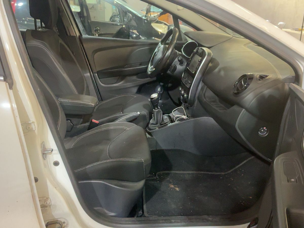 Renault Clio 2016 — photo 17