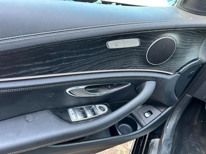 Mercedes-Benz E-Klasse E 220 d Mild-Hybrid T AMG Line — zdjęcie 18