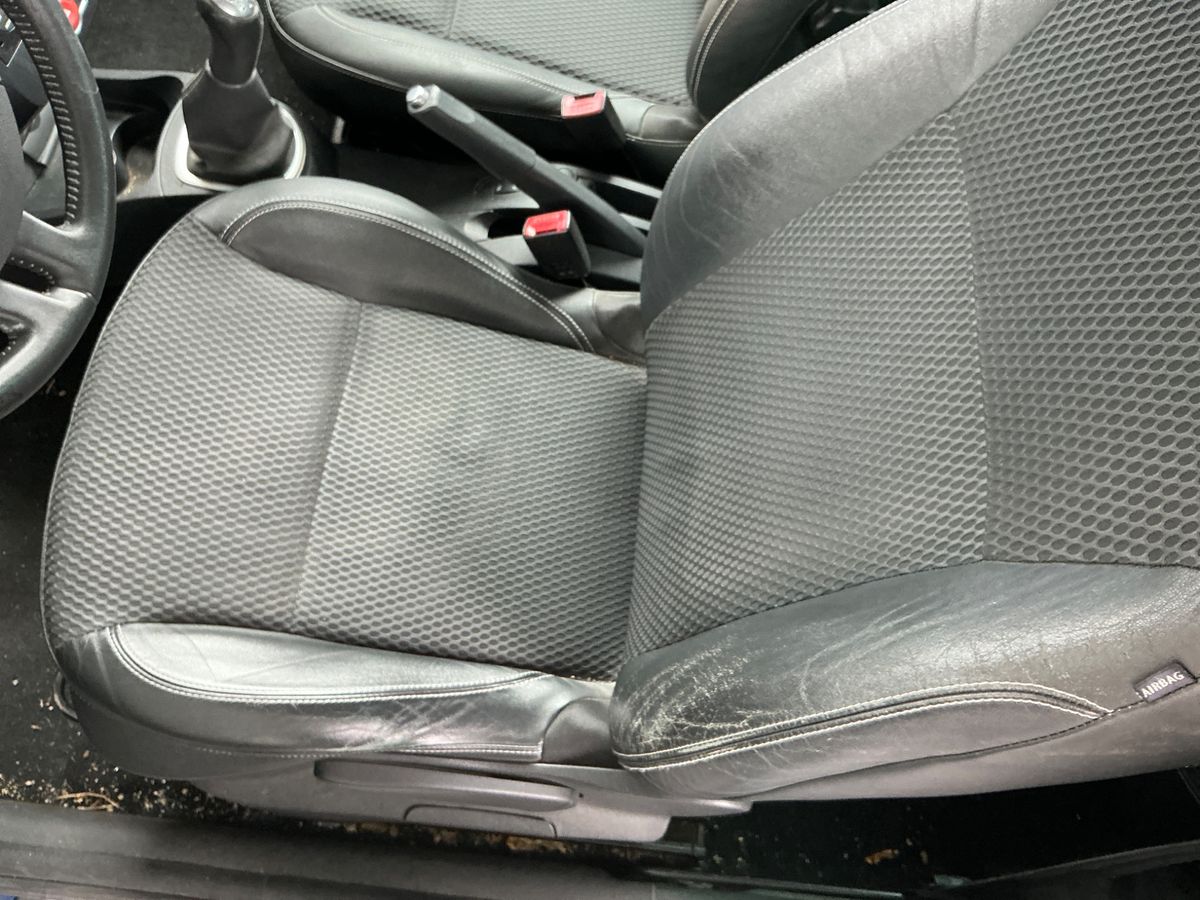 Renault Clio 2010 — photo 30