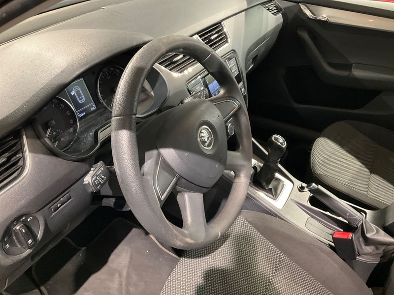 Skoda Octavia 1.6 TDI Ambition 2015 – снимка 32