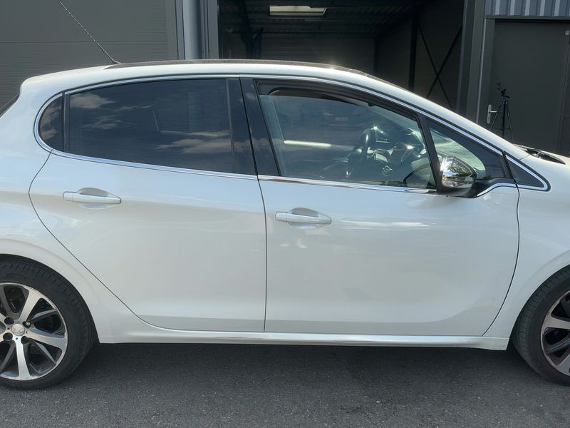 Peugeot 208 1.2 e-THP Féline 2017 – снимка 10