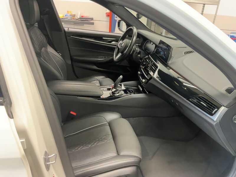 BMW 5er M550i xDrive — zdjęcie 11