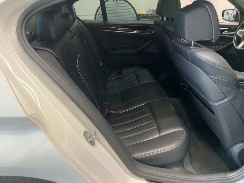 BMW 5er M550i xDrive — zdjęcie 14