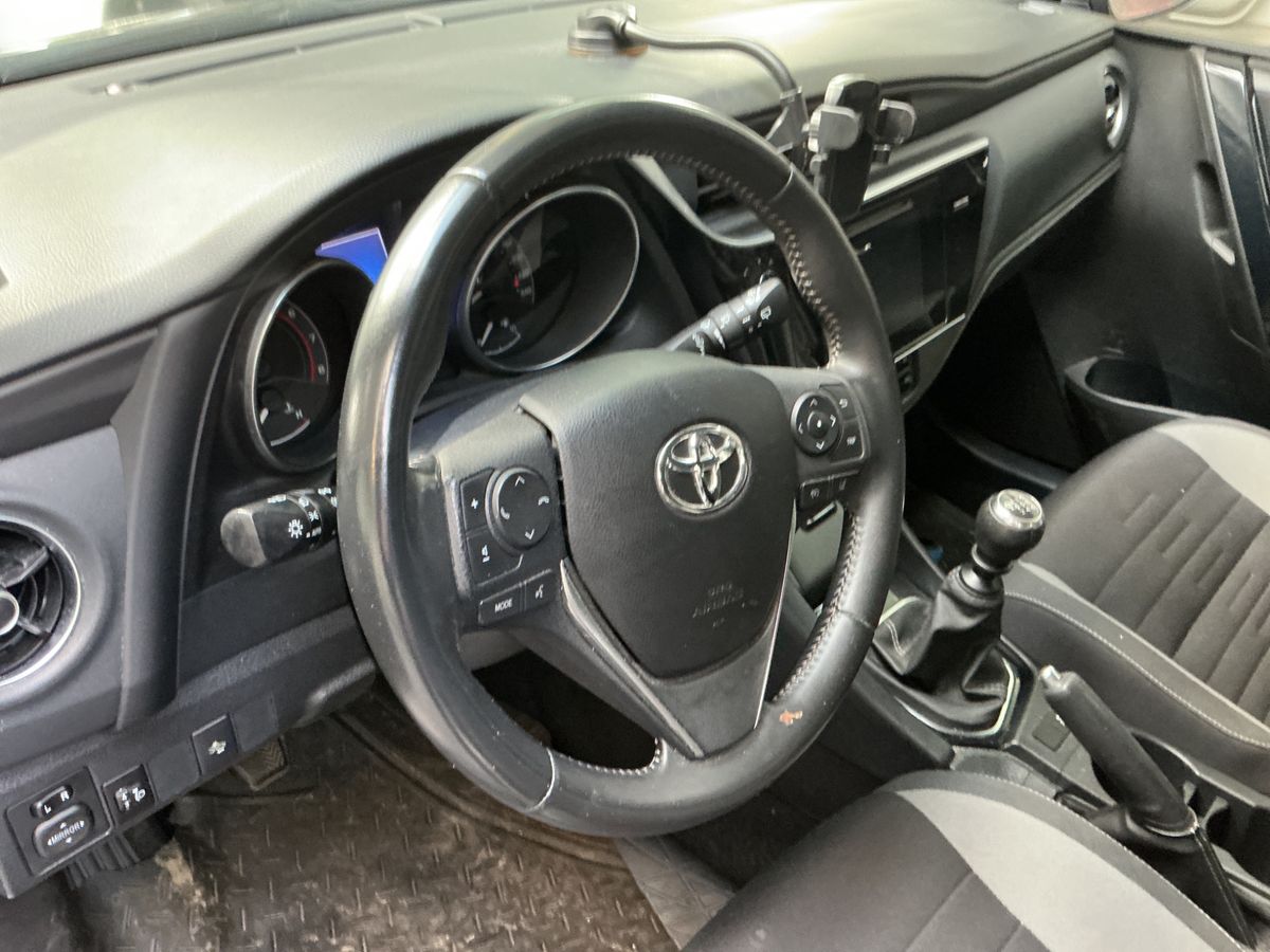Toyota Auris 2017 — photo 27