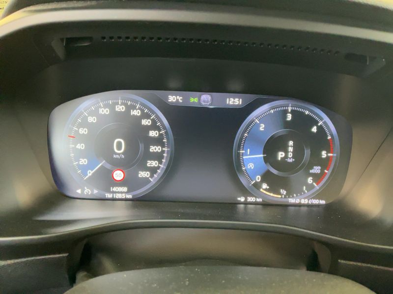 Volvo XC40 2.0 D4 Momentum Pro AWD 2019 – снимка 19