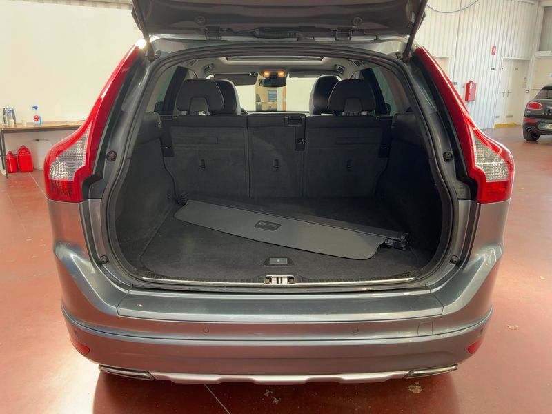 Volvo XC60 2.4 D4 Momentum AWD — zdjęcie 10