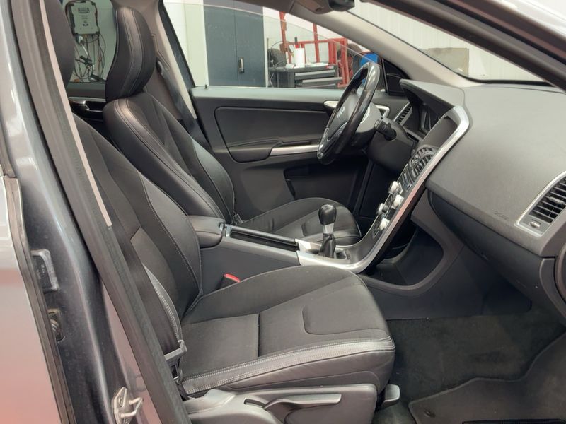 Volvo XC60 2.4 D4 Momentum AWD — zdjęcie 11