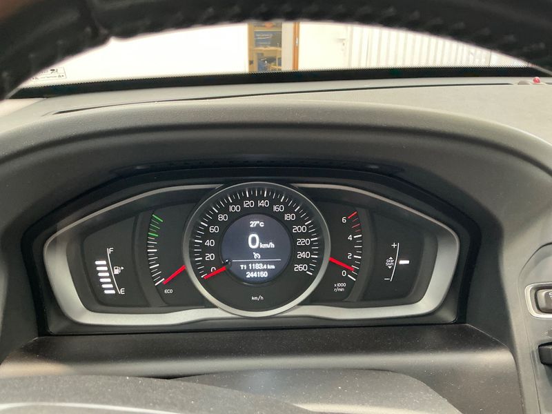 Volvo XC60 2.4 D4 Momentum AWD — zdjęcie 13