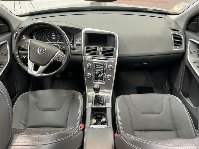 Volvo XC60 2.4 D4 Momentum AWD — zdjęcie 12