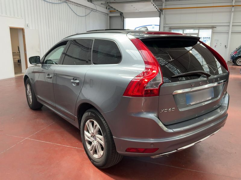 Volvo XC60 2.4 D4 Momentum AWD — zdjęcie 3
