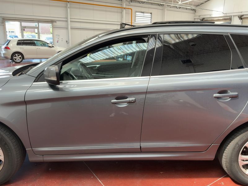 Volvo XC60 2.4 D4 Momentum AWD — zdjęcie 4
