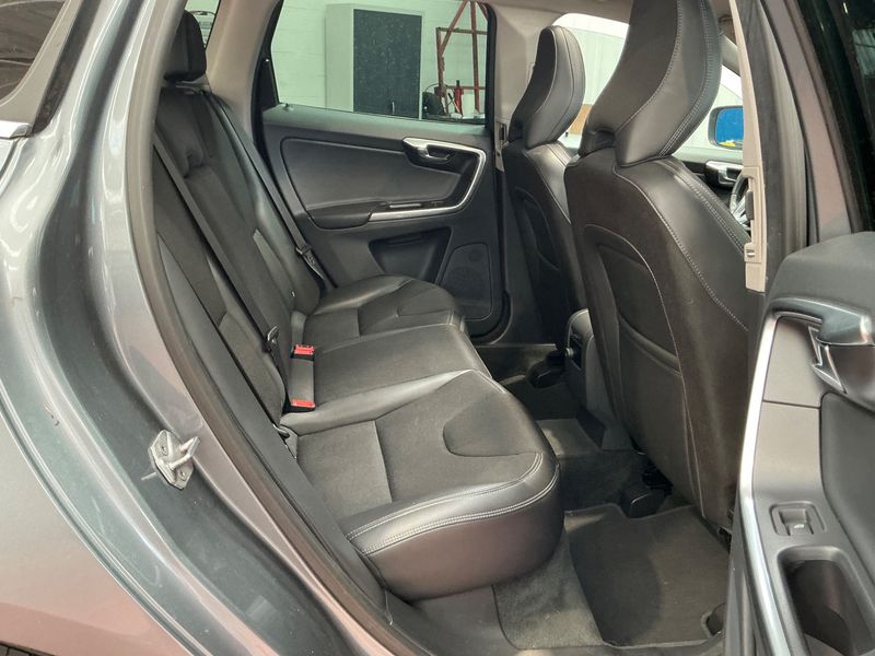 Volvo XC60 2.4 D4 Momentum AWD — zdjęcie 14