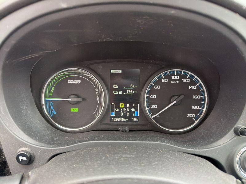 Mitsubishi Outlander 2.0 PHEV Instyle 4WD — zdjęcie 12