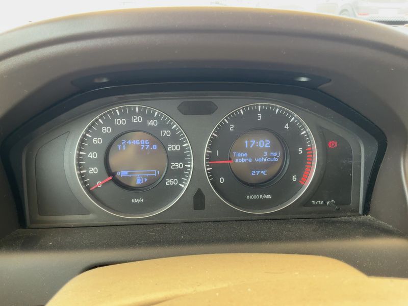 Volvo XC60 2.4D DRIVe Kinetic 2WD — zdjęcie 13