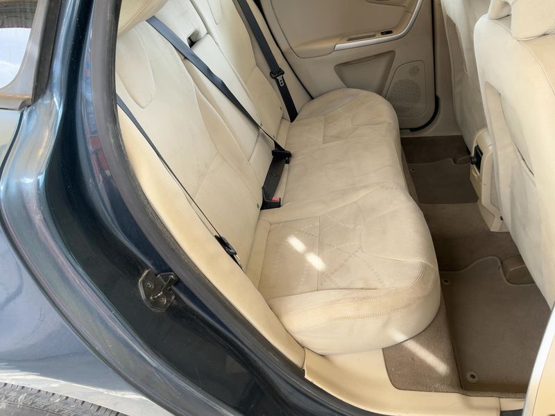 Volvo XC60 2.4D DRIVe Kinetic 2WD — zdjęcie 14