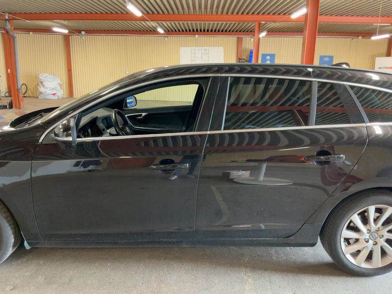 Volvo V60 1.6 D Momentum — zdjęcie 4