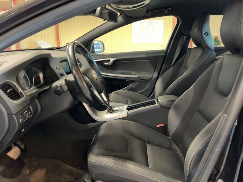Volvo V60 1.6 D Momentum — zdjęcie 11
