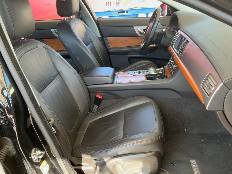Jaguar XF 3.0 V6 Luxury — zdjęcie 11