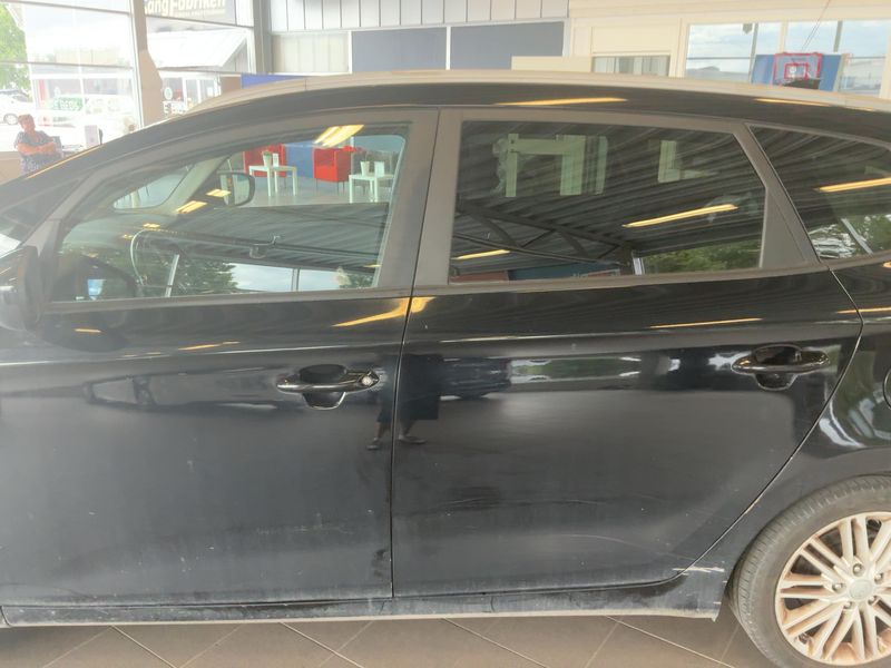 Kia Carens 1.7 CRDi Active — zdjęcie 4