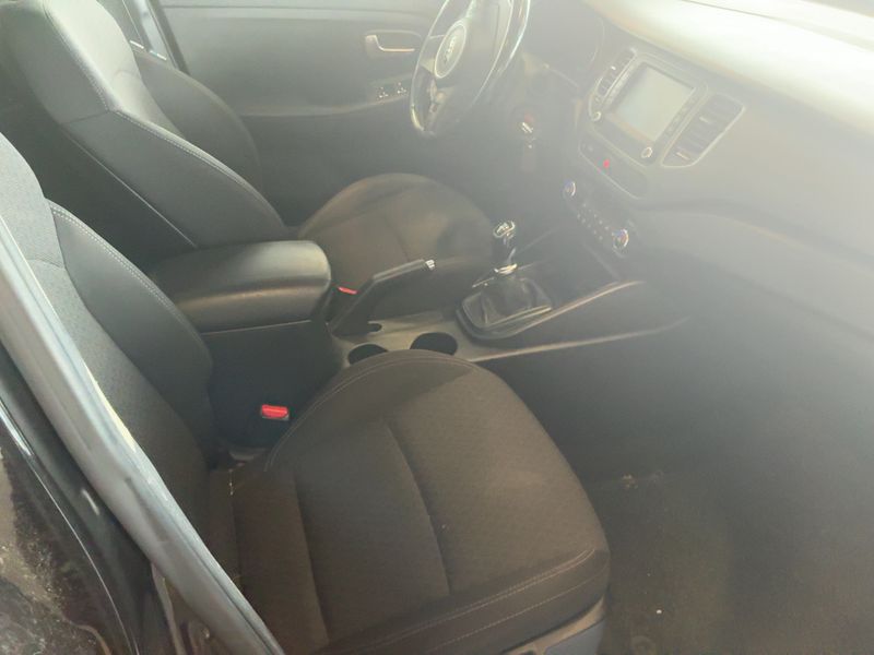 Kia Carens 1.7 CRDi Active — zdjęcie 11