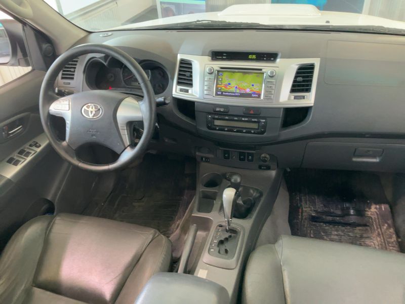 Toyota Hilux 3.0 Turbodiesel Double Cab Life 4x4 — zdjęcie 12