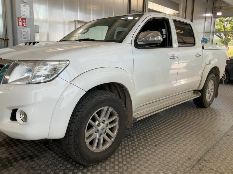 Toyota Hilux 3.0 Turbodiesel Double Cab Life 4x4 — zdjęcie 2