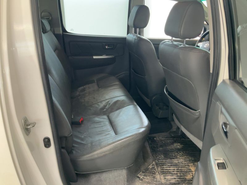 Toyota Hilux 3.0 Turbodiesel Double Cab Life 4x4 — zdjęcie 14