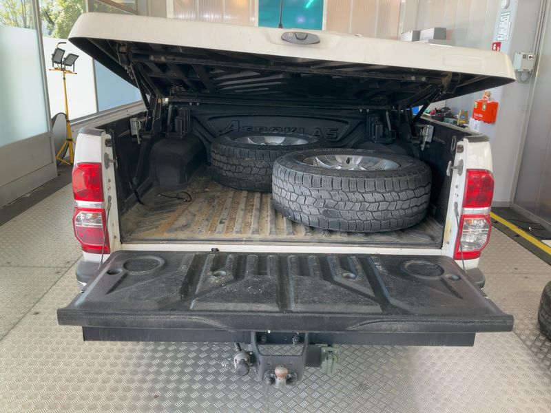 Toyota Hilux 3.0 Turbodiesel Double Cab Life 4x4 — zdjęcie 10