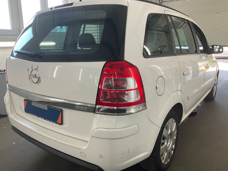 Opel Zafira 1.6 Family — zdjęcie 2