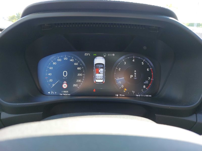 Volvo XC40 1.5 T2 Essential 2WD — zdjęcie 12