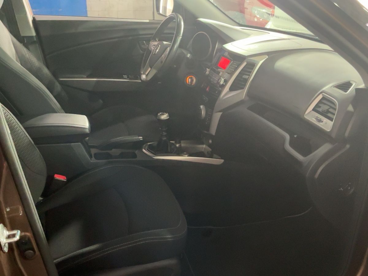 Ssangyong Tivoli 2015 — photo 17