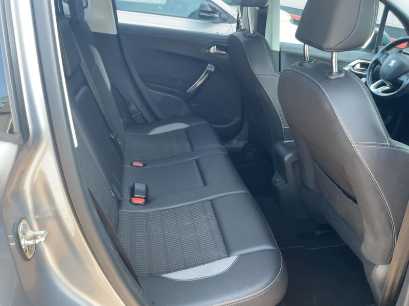 Peugeot 2008 1.2 PureTech Allure 2017 – снимка 19