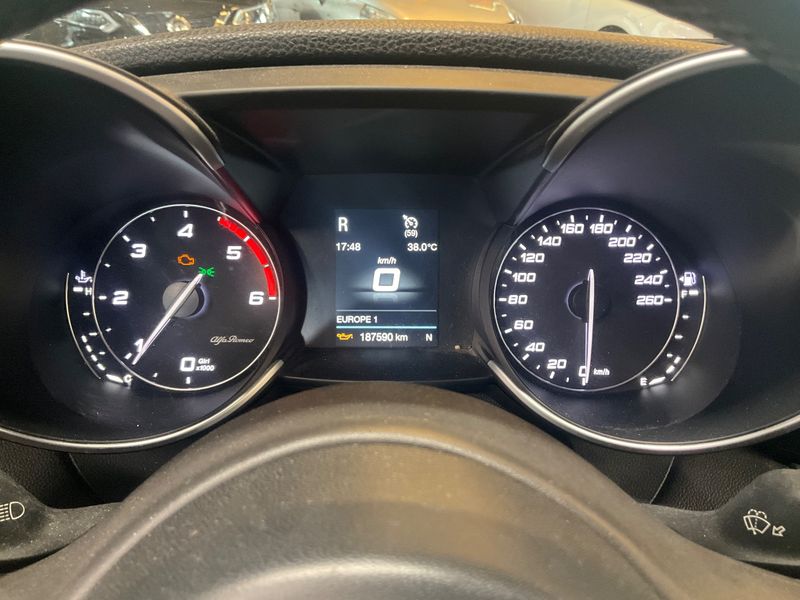 Alfa Romeo Giulia 2.2 JTDM Super — zdjęcie 13