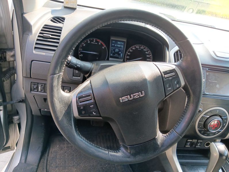 Isuzu D-MAX 2.5 Twin Turbodiesel Double Cab Custom 4WD — zdjęcie 20