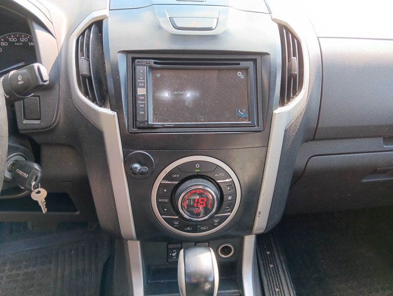 Isuzu D-MAX 2.5 Twin Turbodiesel Double Cab Custom 4WD — zdjęcie 21