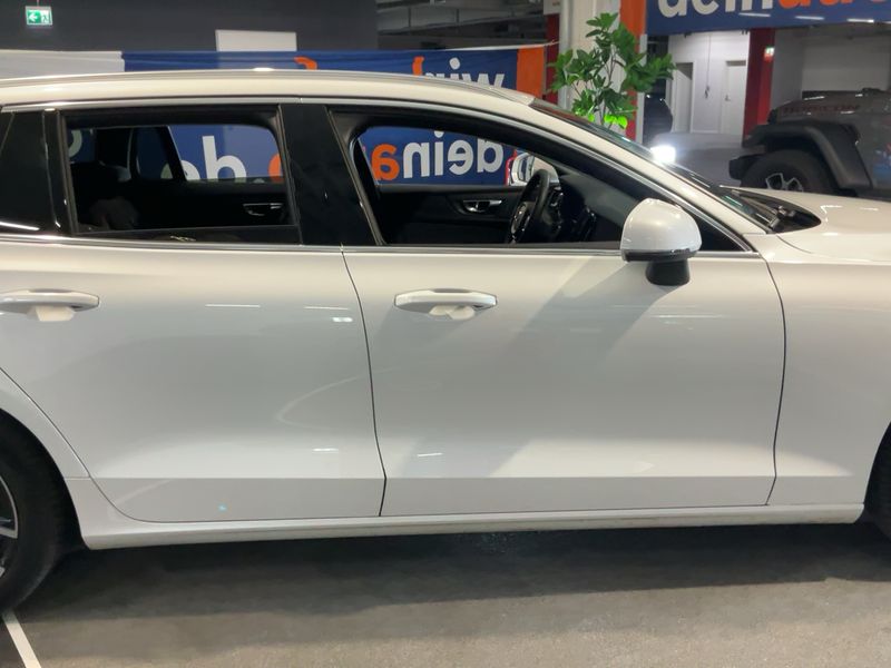 Volvo V60 2.0 T6 Recharge Plug-in Hybrid Core AWD — zdjęcie 7