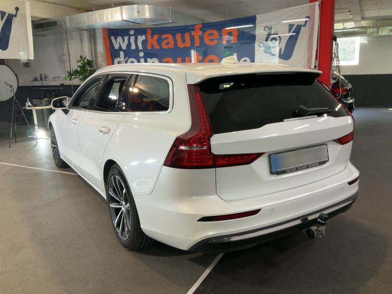 Volvo V60 2.0 T6 Recharge Plug-in Hybrid Core AWD — zdjęcie 3