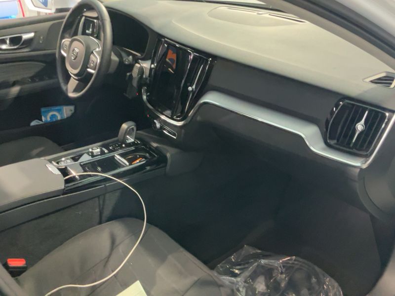 Volvo V60 2.0 T6 Recharge Plug-in Hybrid Core AWD — zdjęcie 12