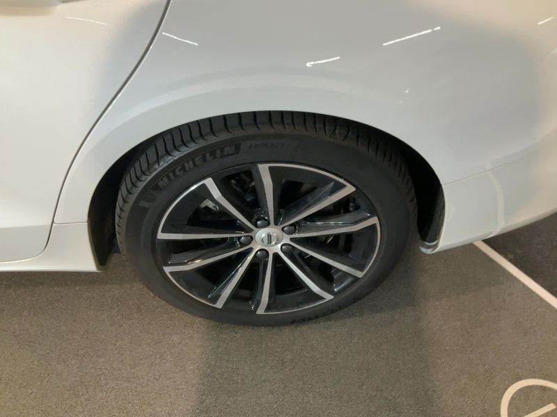 Volvo V60 2.0 T6 Recharge Plug-in Hybrid Core AWD 2024 – снимка 5