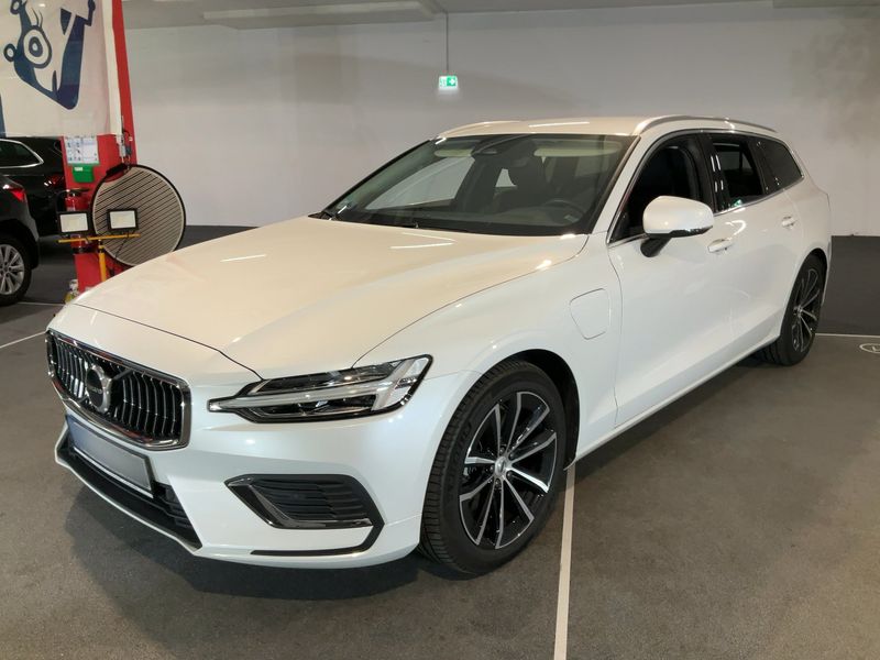 Volvo V60 2.0 T6 Recharge Plug-in Hybrid Core AWD — zdjęcie 2