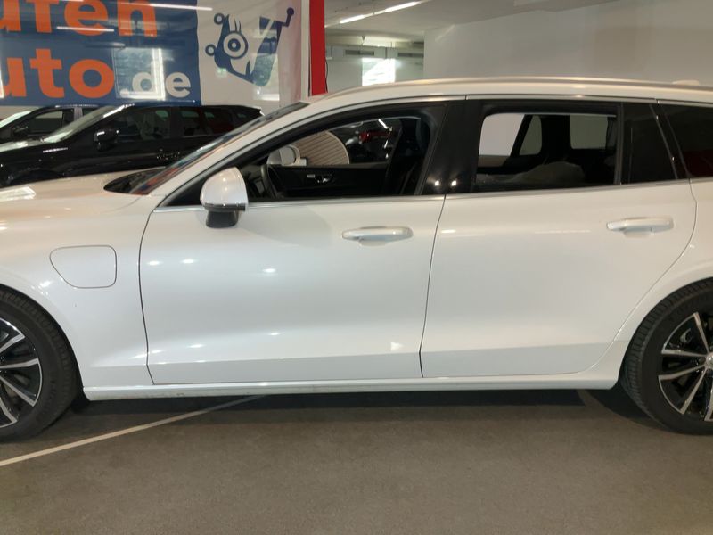 Volvo V60 2.0 T6 Recharge Plug-in Hybrid Core AWD — zdjęcie 4