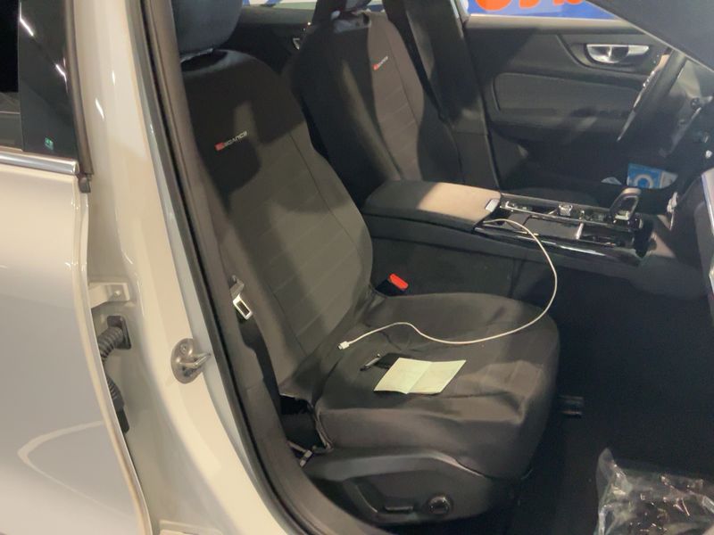 Volvo V60 2.0 T6 Recharge Plug-in Hybrid Core AWD — zdjęcie 11