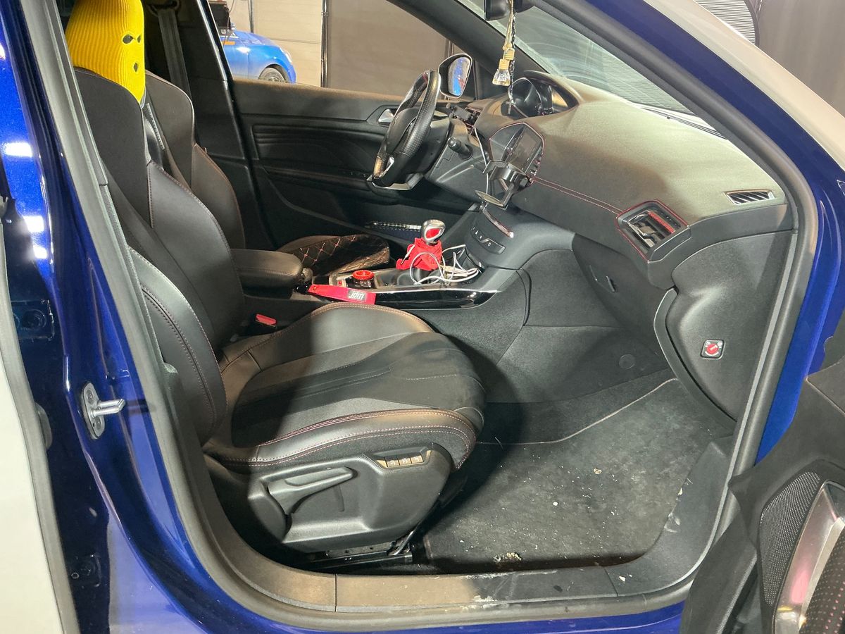 Peugeot 308 2018 — photo 17