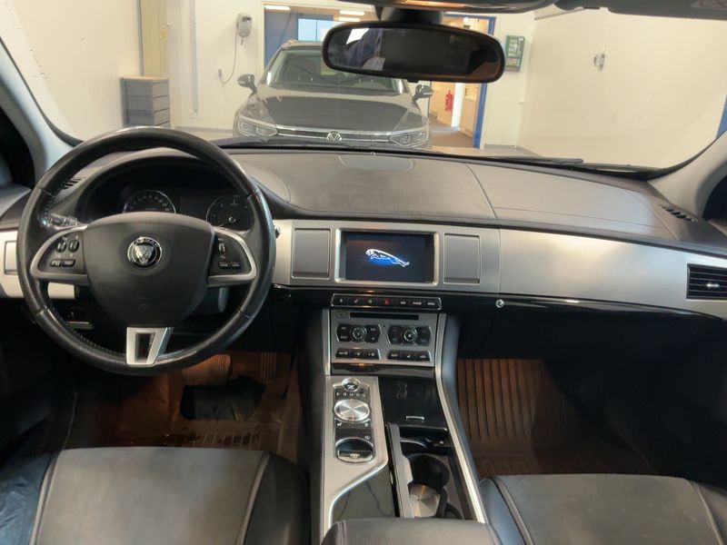 Jaguar XF 2.2 D — zdjęcie 12