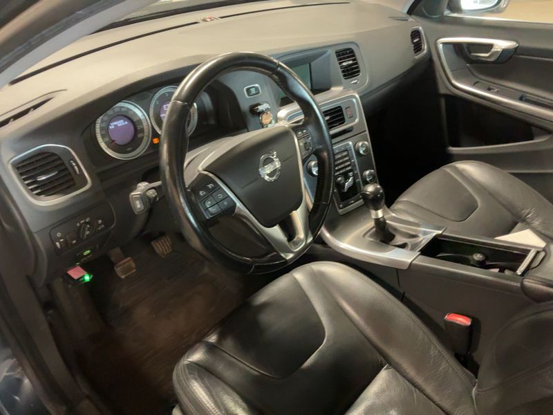 Volvo V60 2.0 D4 Summum — zdjęcie 12