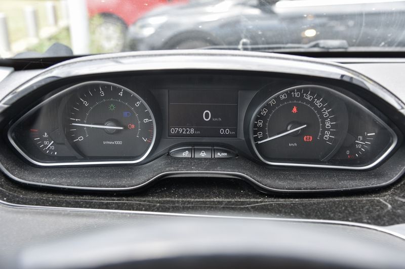Peugeot 208 1.2 VTi Allure — zdjęcie 12