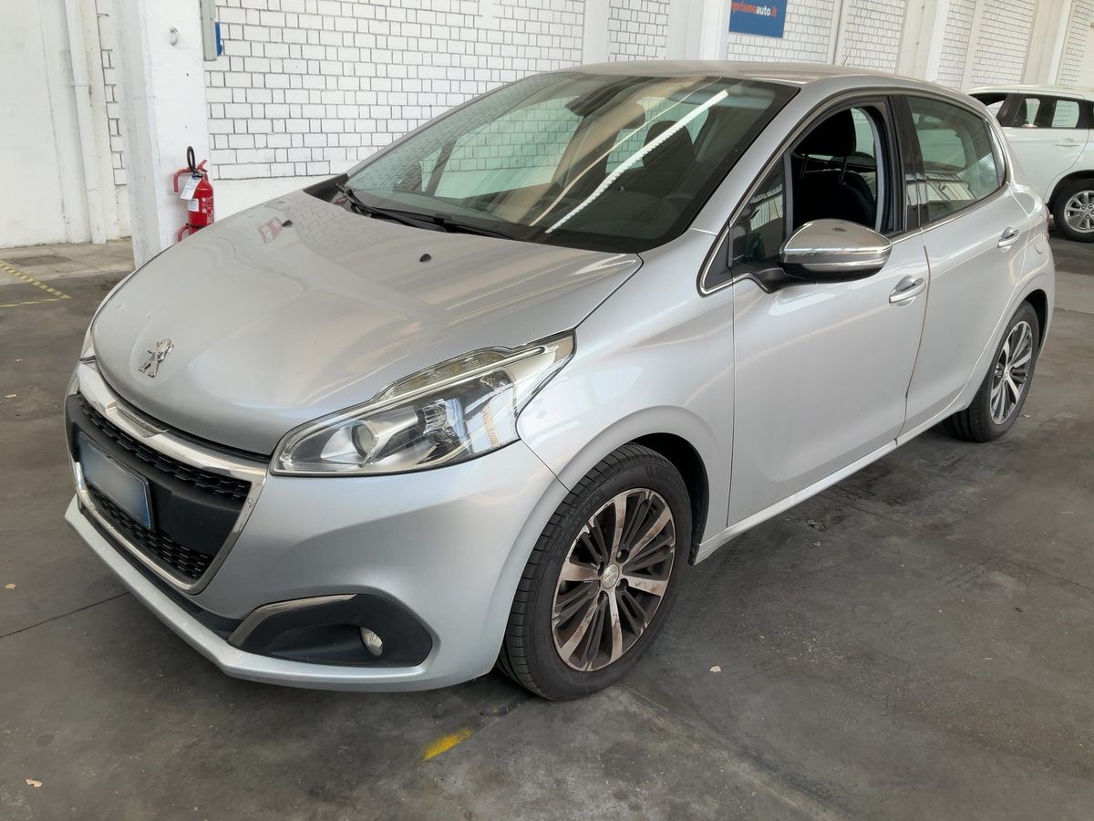 Peugeot 208 2015 — photo 1
