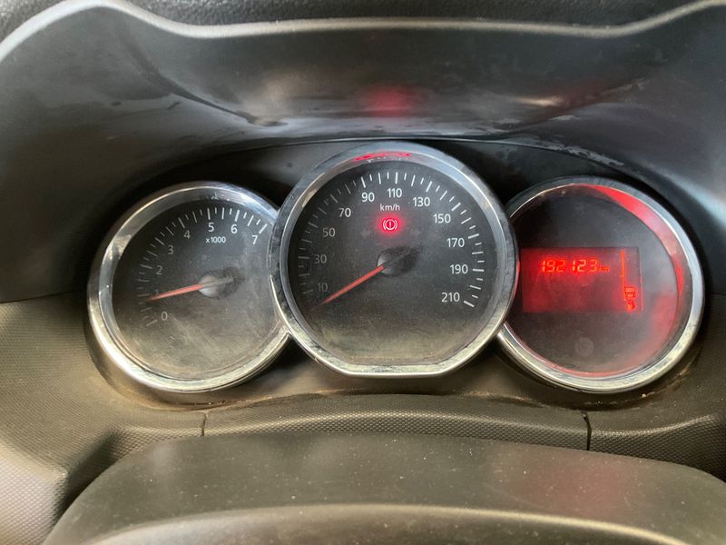 Dacia Duster 1.5 dCi Laureate 4x2 2015 – снимка 18